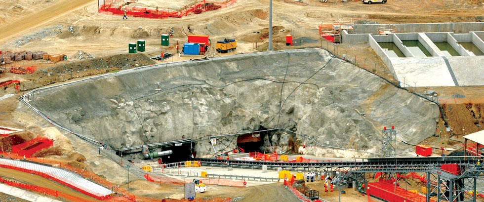 Miners underground [photo]