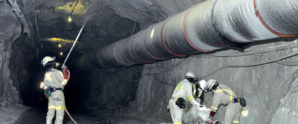 Miners underground [photo]